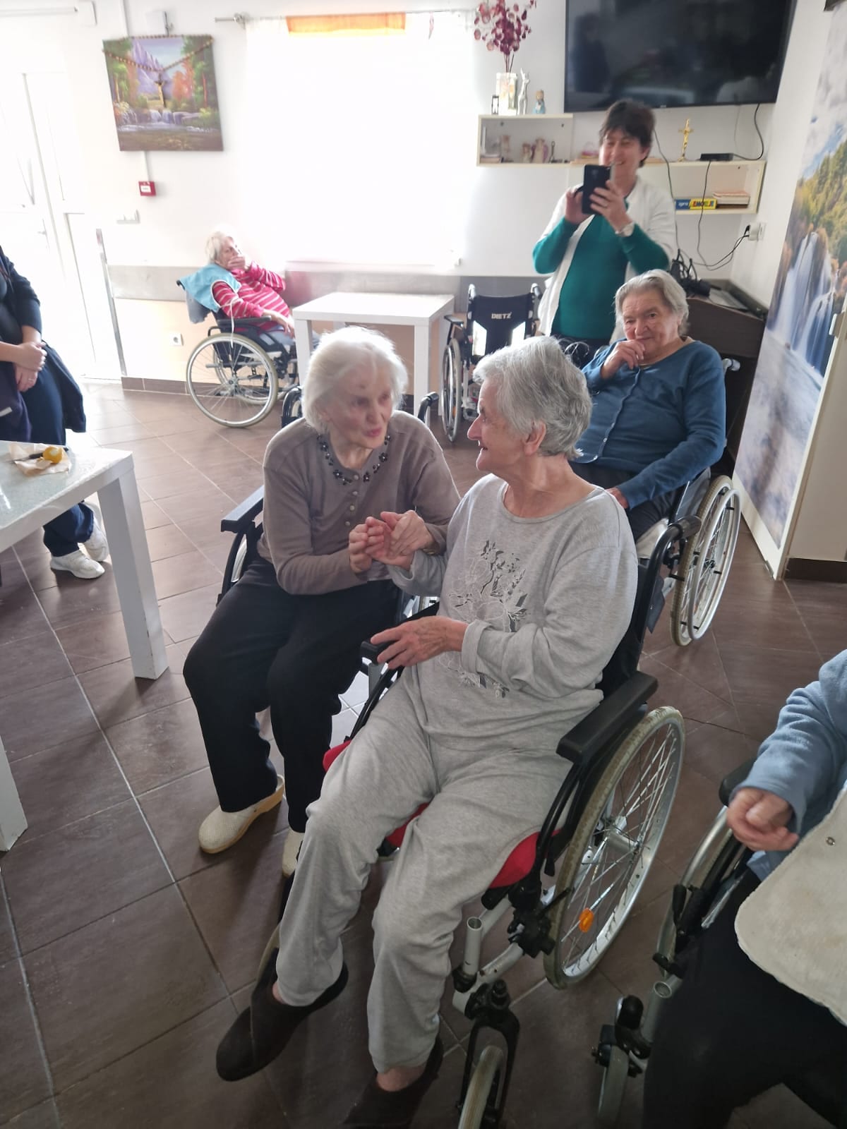 Topao razgovor korisnica u dnevnom prostoru Doma Golubić