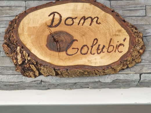 Drveni znak s imenom Dom Golubić