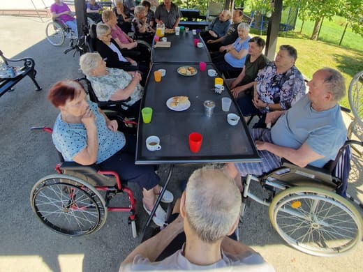 Druženje korisnika na otvorenom u sjenici Doma Golubić