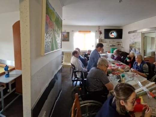 Korisnici za stolom u zajedničkom prostoru doma