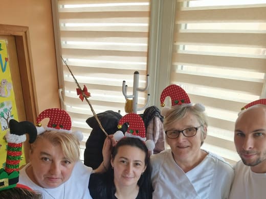 Korisnice i osoblje uz kreativne radove u domu