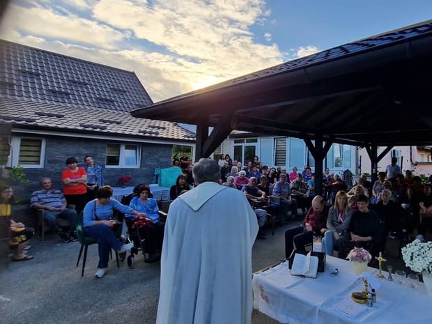 Svečana misa i okupljanje u dvorištu Doma Golubić