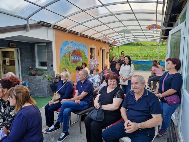 Obitelji i prijatelji korisnika na proslavi 20 godina Doma Golubić