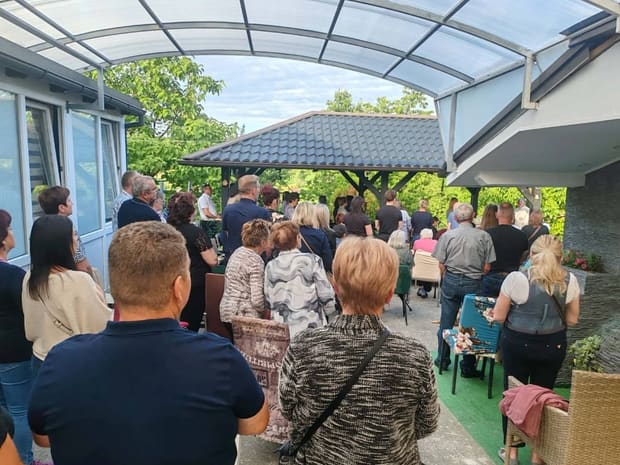 Gosti i korisnici u dvorištu Doma Golubić tijekom svečanosti